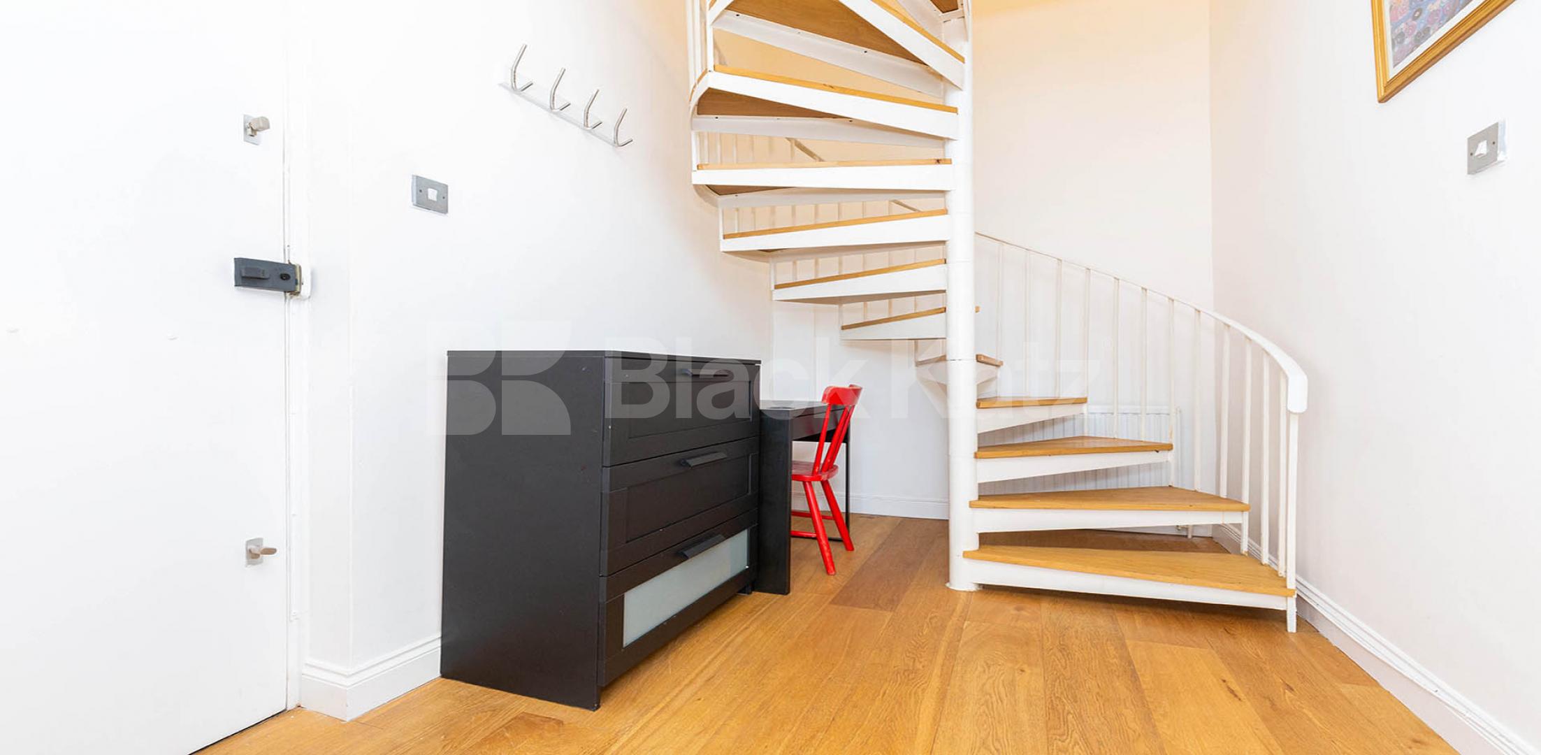 Split level three bedroom flat with modern furnishings mins to tube & shops Brecknock Road, Tufnell Park